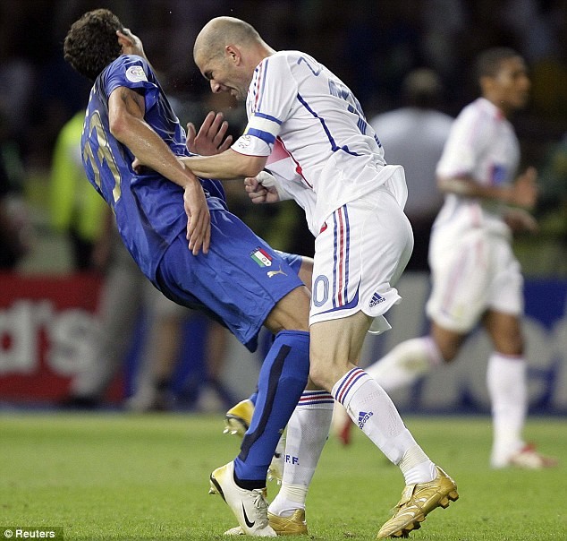 Trong quá khứ, huyền thoại Zinedine Zidane cũng có không ít lần phải nhận thẻ đỏ trực tiếp do thô bạo với đối phương. Điển hình là cú "thiết đầu công" vào ngực Materazzi ở trận chung kết World Cup 2006.